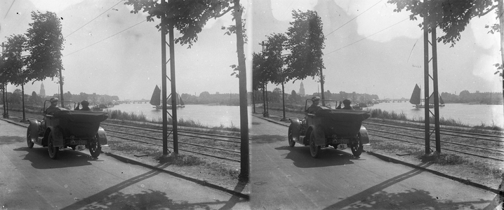 859142 Afbeelding van een automobiel (kenteken L 2585) op de Onderlangs langs de Rijn te Arnhem. Rechts de sporen van ...